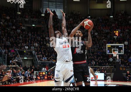 Bologna, Italien. 27.. November 2022. Jordan Mickey (Segafredo Virtus Bologna) während des italienischen Basketballspiels Segafredo Virtus Bologna vs.. NBB Happy Casa Brindisi - Bologna, 27. November 2022 im Paladozza Sportpalast Credit: Independent Photo Agency/Alamy Live News Stockfoto