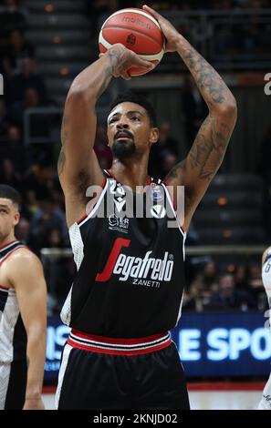 Bologna, Italien. 27.. November 2022. Jordan Mickey (Segafredo Virtus Bologna) während des italienischen Basketballspiels Segafredo Virtus Bologna vs.. NBB Happy Casa Brindisi - Bologna, 27. November 2022 im Paladozza Sportpalast Credit: Independent Photo Agency/Alamy Live News Stockfoto