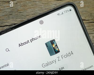 Galati, Rumänien – November 17 2022: Samsung führt Galaxy Z Fold4 mit Kamera unter Display ein, die vierte Generation eines faltbaren Smartphones Stockfoto