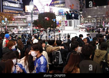 Tokio, Japan. 27.. November 2022. Polizeibeamte kontrollieren japanische Fußballfans, die sich am Freitag, den 27. November 2022, im Shibuya Modeviertel in Tokio versammeln. Japan wurde bei der FIFA-Weltmeisterschaft in Katar von Costa Rica 0-1 besiegt. Kredit: Yoshio Tsunoda/AFLO/Alamy Live News Stockfoto