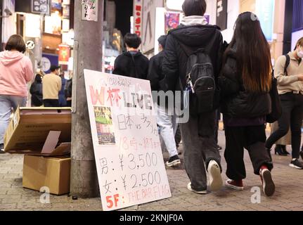Tokio, Japan. 27.. November 2022. In einem Pub wird am Freitag, den 27. November 2022, im Shibuya Modeviertel in Tokio eine Anzeigetafel mit Live-Übertragungen der FIFA-Weltmeisterschaft zwischen Japan und Costa Rica ausgestellt. Japan wurde bei der FIFA-Weltmeisterschaft in Katar von Costa Rica 0-1 besiegt. Kredit: Yoshio Tsunoda/AFLO/Alamy Live News Stockfoto