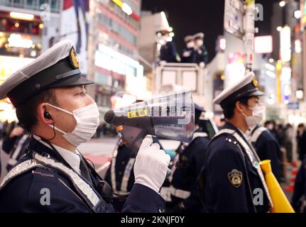 Tokio, Japan. 27.. November 2022. Polizeibeamte kontrollieren japanische Fußballfans, die sich am Freitag, den 27. November 2022, im Shibuya Modeviertel in Tokio versammeln. Japan wurde bei der FIFA-Weltmeisterschaft in Katar von Costa Rica 0-1 besiegt. Kredit: Yoshio Tsunoda/AFLO/Alamy Live News Stockfoto