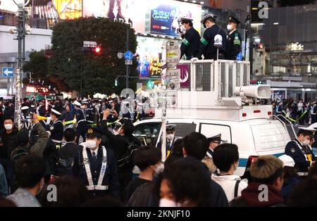 Tokio, Japan. 27.. November 2022. Polizeibeamte kontrollieren japanische Fußballfans, die sich am Freitag, den 27. November 2022, im Shibuya Modeviertel in Tokio versammeln. Japan wurde bei der FIFA-Weltmeisterschaft in Katar von Costa Rica 0-1 besiegt. Kredit: Yoshio Tsunoda/AFLO/Alamy Live News Stockfoto
