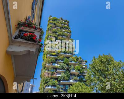 Bosco Verticale im Mailänder Viertel Porta Nuova, auch bekannt als Hochhäuser im vertikalen Wald. Wohngebäude mit vielen Bäumen auf Balkonen Stockfoto