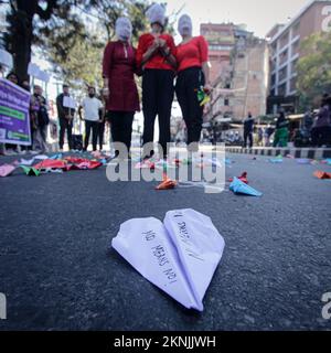 Kathmandu, Nepal. 27.. November 2022. Künstler führen im Maitighar Mandala ein Stück mit dem Titel „Nirdosh Panchi“ (Unschuldiger Vogel) auf, als Teil von 16 Tagen des Aktivismus gegen geschlechtsspezifische Gewalt. Das Stück wurde von der Community Forest Users Federation Nepal als Teil eines Sensibilisierungsprogramms gegen geschlechtsspezifische Gewalt organisiert. (Kreditbild: © Amit Machamasi/ZUMA Press Wire) Stockfoto