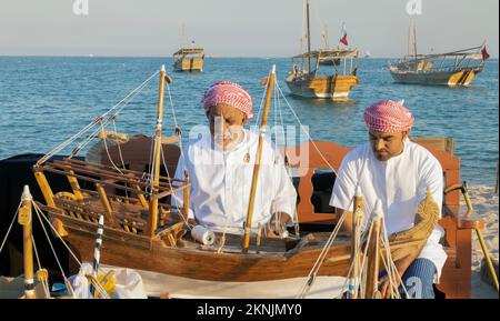 Das Katara International Dhow Festival ist ein jährliches Kulturfestival, inspiriert von Katars reichem maritimen Erbe Doha Qatar 01-12-2022 Stockfoto