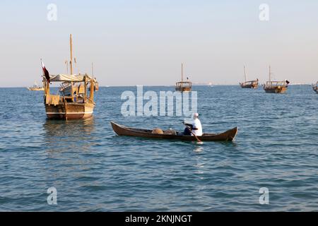 Das Katara International Dhow Festival ist ein jährliches Kulturfestival, inspiriert von Katars reichem maritimen Erbe Doha Qatar 01-12-2022 Stockfoto