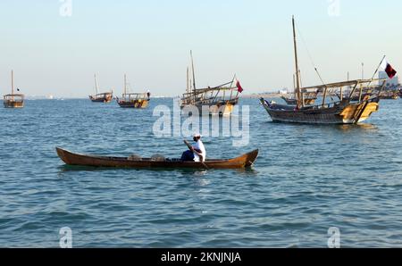 Das Katara International Dhow Festival ist ein jährliches Kulturfestival, inspiriert von Katars reichem maritimen Erbe Doha Qatar 01-12-2022 Stockfoto