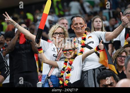 Al-Khor, Katar. 27.. November 2022. Fans reagieren vor dem Spiel der Gruppe E zwischen Spanien und Deutschland auf der FIFA-Weltmeisterschaft 2022 im Al Bayt Stadium in Al Khor, Katar, am 27. November 2022. Kredit: Li Ga/Xinhua/Alamy Live News Stockfoto