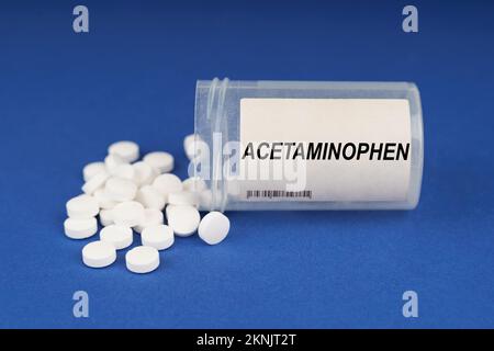 Das Konzept von Pharmakologie und Gesundheit. Auf einer blauen Oberfläche befinden sich Pillen und ein staubiges Gefäß mit der Aufschrift Acetaminophen Stockfoto