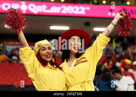 Al-Khor, Katar. 27.. November 2022. Fans reagieren vor dem Spiel der Gruppe E zwischen Spanien und Deutschland auf der FIFA-Weltmeisterschaft 2022 im Al Bayt Stadium in Al Khor, Katar, am 27. November 2022. Kredit: Lan Hongguang/Xinhua/Alamy Live News Stockfoto
