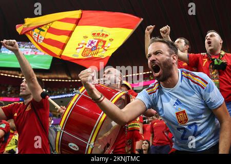 Al-Khor, Katar. 27.. November 2022. Fans reagieren vor dem Spiel der Gruppe E zwischen Spanien und Deutschland auf der FIFA-Weltmeisterschaft 2022 im Al Bayt Stadium in Al Khor, Katar, am 27. November 2022. Kredit: Lan Hongguang/Xinhua/Alamy Live News Stockfoto