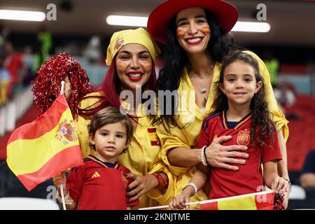 Al-Khor, Katar. 27.. November 2022. Fans reagieren vor dem Spiel der Gruppe E zwischen Spanien und Deutschland auf der FIFA-Weltmeisterschaft 2022 im Al Bayt Stadium in Al Khor, Katar, am 27. November 2022. Kredit: Lan Hongguang/Xinhua/Alamy Live News Stockfoto