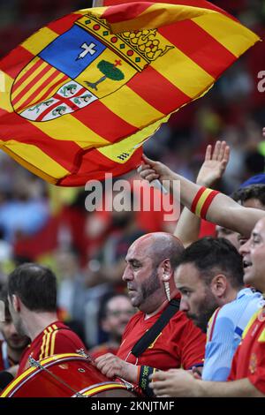 Al-Khor, Katar. 27.. November 2022. Fans reagieren vor dem Spiel der Gruppe E zwischen Spanien und Deutschland auf der FIFA-Weltmeisterschaft 2022 im Al Bayt Stadium in Al Khor, Katar, am 27. November 2022. Kredit: Lan Hongguang/Xinhua/Alamy Live News Stockfoto