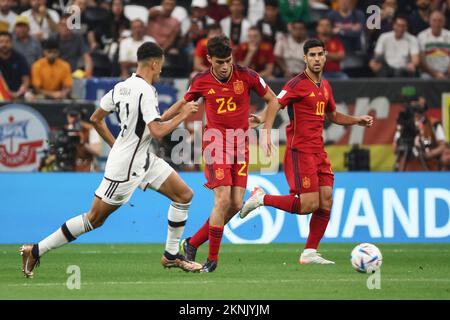 Al-Khor, Katar. 27.. November 2022. Pedri (C) aus Spanien spielt den Ball während des Spiels Gruppe E zwischen Spanien und Deutschland bei der FIFA-Weltmeisterschaft 2022 im Al Bayt Stadion in Al Khor, Katar, am 27. November 2022. Kredit: Lan Hongguang/Xinhua/Alamy Live News Stockfoto