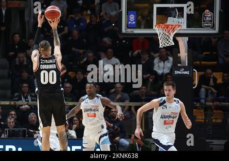 Bologna, Italien. 27.. November 2022. Isaia Cordinier (Segafredo Virtus Bologna) während des italienischen Basketballspiels Segafredo Virtus Bologna vs.. NBB Happy Casa Brindisi - Bologna, 27. November 2022 im Paladozza Sportpalast Credit: Independent Photo Agency/Alamy Live News Stockfoto