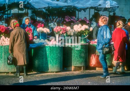 1988 Archivfoto von Blumenverkäufern vor der U-Bahnstation Vasileostovskaja in Leningrad. Stockfoto