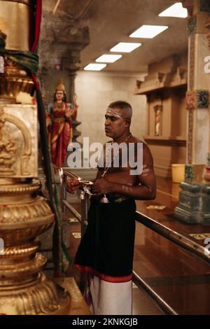 Ein hinduistischer Priester, der eine Puja-Zeremonie im Sri Mahamariamman-Tempel in Kuala Lumpur vorführt Stockfoto
