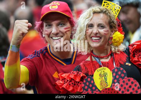 Al-Khor, Katar. 27.. November 2022. Spanische Fans während des FIFA-Weltmeisterschafts-2022-Spiels Gruppe E zwischen Spanien und Deutschland spielten am 27. November 2022 im Al Bayt Stadium in Al Khor, Katar. (Foto: Bagu Blanco / PRESSIN) Kredit: PRESSINPHOTO SPORTAGENTUR/Alamy Live News Stockfoto