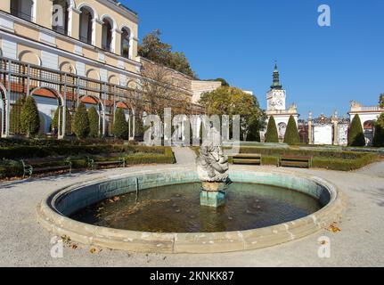 Schloss Mikulov, Brunnen und Uhrenturm, eines der wichtigsten Schlösser in Südmähren, Blick von Mikulov Stadt, Tschechische Republik Stockfoto