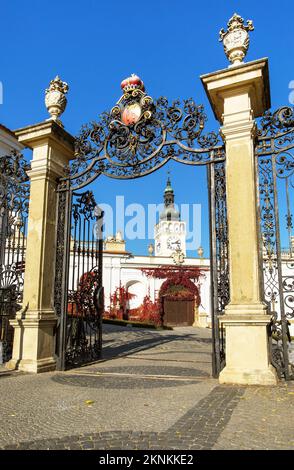 Tor zum Schlosspark Mikulov mit Kirchturm, einer der wichtigsten Burgen in Südmähren, Blick von der Stadt Mikulov, Tschechische Republik Stockfoto