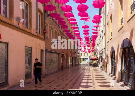 Thionville (Diedenhofen): Altstadt mit Schirmdekoration in Lothringen, Moselle (Mosel), Frankreich Stockfoto