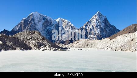 Mount Taboche oder Tabuche und Cholatse oder Cholotse Gipfel, Blick vom Khumbu Gletscher mit See, Khumbu Tal, Everest und Nepal himalaya Berge Stockfoto