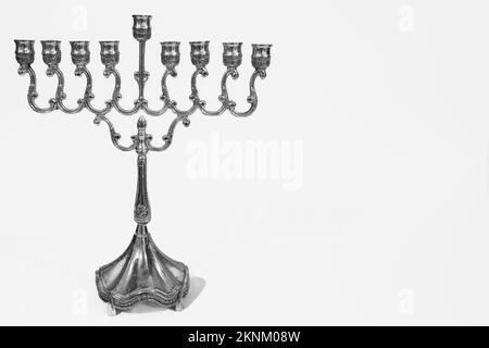 Wunderschöne silberne chanukka Menorah. Alte Kerzenmenora auf weißem Hintergrund. Jüdisches Feiertagsbanner mit Kopierbereich, horizontal Stockfoto