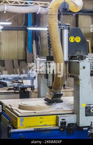 CNC-Maschine schneidet ein Rundstück im Werk Stockfoto