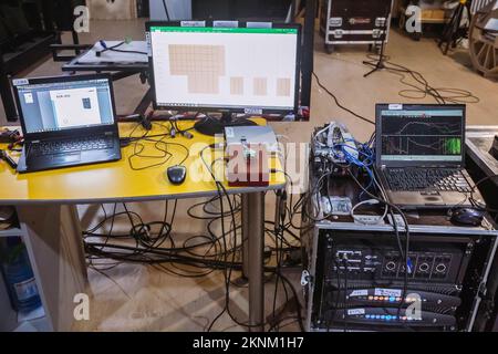 Ausrüstung zur Prüfung von Akustiksystemen im Werk Stockfoto