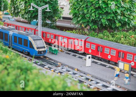 Billund, Dänemark, Juli 2018: Spielzeugzug am Miniaturbahnhof Stockfoto