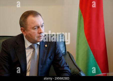 Vladimir Makei (oder Uladsimir Makiej), Außenminister der Republik Belarus während des Interviews mit belarussischen unabhängigen Journalisten. Wladimir Wladimirovich Makei (oder Uladsimir Makiej) starb am 26. November 2022 in Minsk. Er war 64 Jahre alt. Es gibt keine Informationen, dass er eine chronische Krankheit hatte. Die belarussischen Behörden haben seine Todesursache nicht angegeben. Makei diente von 2012 bis zu seinem Tod im Jahr 2022 als Außenminister von Belarus. Seit 2015 wird er als ziemlich demokratischer Führer wahrgenommen. Nach den Massenprotesten in Belarus, die als Reaktion gehalten wurden Stockfoto