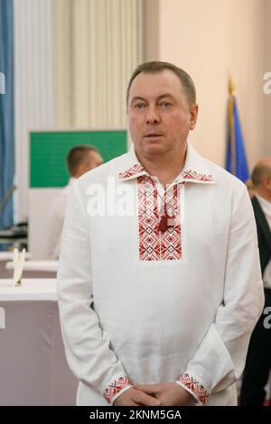 5. Juli 2019, Minsk, Belarus: Der Außenminister der Republik Belarus, Wladimir Makei (oder Uladzimir Makiej), trägt ein Wyshyvanka, ein traditionell belarussisches gesticktes Hemd, und wartet auf Gäste bei der Veranstaltung, die von seinem Ministerium für Auslandsdiplomaten in Belarus wie zu Hause veranstaltet wird. Wladimir Wladimirovich Makei (oder Uladsimir Makiej) starb am 26. November 2022 in Minsk. Er war 64 Jahre alt. Es gibt keine Informationen, dass er eine chronische Krankheit hatte. Die belarussischen Behörden haben seine Todesursache nicht angegeben. Makei war von 2012 bis zu seinem Amt als Außenminister von Belarus tätig Stockfoto