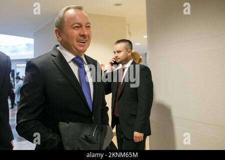 Minsk, Weißrussland. 8.. Okt. 2019. Der Außenminister der Republik Belarus, Wladimir Makei (oder Uladsimir Makiej), reagiert mit Journalisten, bevor der Dialog in Minsk beginnt. Wladimir Wladimirovich Makei (oder Uladsimir Makiej) starb am 26. November 2022 in Minsk. Er war 64 Jahre alt. Es gibt keine Informationen, dass er eine chronische Krankheit hatte. Die belarussischen Behörden haben seine Todesursache nicht angegeben. Makei diente von 2012 bis zu seinem Tod im Jahr 2022 als Außenminister von Belarus. Seit 2015 wird er als ziemlich demokratischer Führer wahrgenommen. Nach den Massenprotesten Stockfoto