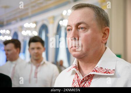 5. Juli 2019, Minsk, Belarus: Der Außenminister der Republik Belarus, Wladimir Makei (oder Uladzimir Makiej), der ein Wyshyvanka, ein traditionelles belarussisches gesticktes Hemd, trägt, schaut auf die Journalisten während der von seinem Ministerium für Auslandsdiplomaten organisierten Veranstaltung in Belarus wie zu Hause. Wladimir Wladimirovich Makei (oder Uladsimir Makiej) starb am 26. November 2022 in Minsk. Er war 64 Jahre alt. Es gibt keine Informationen, dass er eine chronische Krankheit hatte. Die belarussischen Behörden haben seine Todesursache nicht angegeben. Makei war seit 2 Außenminister von Belarus Stockfoto