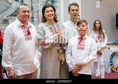 5. Juli 2019, Minsk, Belarus: Der Außenminister der Republik Belarus, Wladimir Makei (oder Uladzimir Makiej), trägt vyshyvanka, ein traditionell belarussisches, gesticktes Hemd, das neben ihrer Frau, Schauspielerin Vera Paljakova-Makej und ihrem Sohn lächelt, Und ihr jüngster Sohn, der während der Veranstaltung in Weißrussland einberufen wurde, wie zu Hause, organisiert von seinem Ministerium für Auslandsdiplomaten. Wladimir Wladimirovich Makei (oder Uladsimir Makiej) starb am 26. November 2022 in Minsk. Er war 64 Jahre alt. Es gibt keine Informationen, dass er eine chronische Krankheit hatte. Die belarussischen Behörden haben seine Todesursache nicht angegeben. Stockfoto