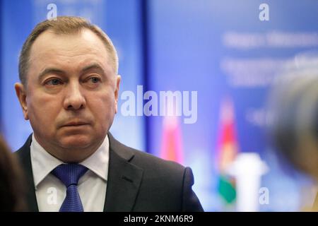 Minsk, Weißrussland. 8.. Okt. 2019. Der Außenminister der Republik Belarus, Wladimir Makei (oder Uladsimir Makiej), hört Journalisten während des Minsker Dialogs in Minsk zu. Wladimir Wladimirovich Makei (oder Uladsimir Makiej) starb am 26. November 2022 in Minsk. Er war 64 Jahre alt. Es gibt keine Informationen, dass er eine chronische Krankheit hatte. Die belarussischen Behörden haben seine Todesursache nicht angegeben. Makei diente von 2012 bis zu seinem Tod im Jahr 2022 als Außenminister von Belarus. Seit 2015 wird er als ziemlich demokratischer Führer wahrgenommen. Nach den Massenprotesten in Belarus Stockfoto