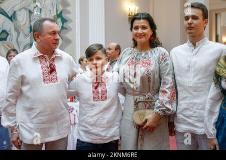 5. Juli 2019, Minsk, Belarus: Der Außenminister der Republik Belarus, Wladimir Makei (oder Uladzimir Makiej), trägt vyshyvanka, ein traditionell belarussisches, gesticktes Hemd, das neben ihrer Frau, Schauspielerin Vera Paljakova-Makej und ihrem Sohn lächelt, Und ihr jüngster Sohn, der während der Veranstaltung in Weißrussland einberufen wurde, wie zu Hause, organisiert von seinem Ministerium für Auslandsdiplomaten. Wladimir Wladimirovich Makei (oder Uladsimir Makiej) starb am 26. November 2022 in Minsk. Er war 64 Jahre alt. Es gibt keine Informationen, dass er eine chronische Krankheit hatte. Die belarussischen Behörden haben seine Todesursache nicht angegeben. Stockfoto