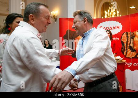 5. Juli 2019, Minsk, Belarus: Der Außenminister der Republik Belarus, Wladimir Makei (oder Uladzimir Makiej), trägt ein traditionelles belarussisches, gesticktes Hemd, und umarmt Ihor Kyzym, den Botschafter der Ukraine in Belarus während der Veranstaltung, die von seinem Ministerium für Auslandsdiplomaten in Belarus wie zu Hause veranstaltet wurde. Wladimir Wladimirovich Makei (oder Uladsimir Makiej) starb am 26. November 2022 in Minsk. Er war 64 Jahre alt. Es gibt keine Informationen, dass er eine chronische Krankheit hatte. Die belarussischen Behörden haben seine Todesursache nicht angegeben. Makei diente als Minister für Foreig Stockfoto