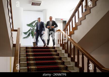 Minsk, Weißrussland. 16.. Okt. 2019. Vladimir Makei (oder Uladsimir Makiej), der Außenminister der Republik Belarus (links) und Pressesprecher der MFA Anatoly Glaz gehen vor Beginn des Interviews zu Journalisten. Wladimir Wladimirovich Makei (oder Uladsimir Makiej) starb am 26. November 2022 in Minsk. Er war 64 Jahre alt. Es gibt keine Informationen, dass er eine chronische Krankheit hatte. Die belarussischen Behörden haben seine Todesursache nicht angegeben. Makei diente von 2012 bis zu seinem Tod im Jahr 2022 als Außenminister von Belarus. Seit 2015 wird er als ziemlich demokratisch wahrgenommen Stockfoto