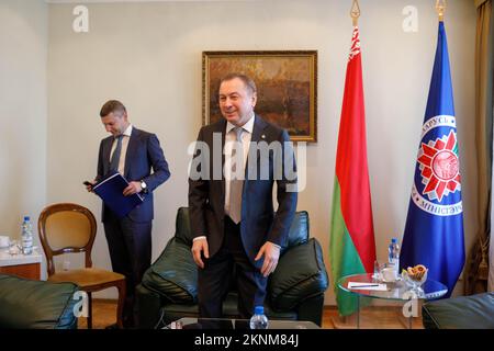 Minsk, Weißrussland. 16.. Okt. 2019. Vladimir Makei (oder Uladzimir Makiej), Außenminister der Republik Belarus (rechts) und Pressesprecher der MFA Anatoly Glaz (links) bereiten sich auf das Interview mit belarussischen unabhängigen Journalisten vor. Wladimir Wladimirovich Makei (oder Uladsimir Makiej) starb am 26. November 2022 in Minsk. Er war 64 Jahre alt. Es gibt keine Informationen, dass er eine chronische Krankheit hatte. Die belarussischen Behörden haben seine Todesursache nicht angegeben. Makei diente von 2012 bis zu seinem Tod im Jahr 2022 als Außenminister von Belarus. Seit 2015 wird er wahrgenommen Stockfoto