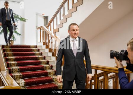 Minsk, Weißrussland. 16.. Okt. 2019. Der Außenminister der Republik Belarus Wladimir Makei (oder Uladsimir Makiej) geht zu Journalisten, bevor das Interview beginnt, während ein Journalist Roman Protasjewitsch (oder Raman Pratasyjewitsch) ein Foto von ihm macht. Wladimir Wladimirovich Makei (oder Uladsimir Makiej) starb am 26. November 2022 in Minsk. Er war 64 Jahre alt. Es gibt keine Informationen, dass er eine chronische Krankheit hatte. Die belarussischen Behörden haben seine Todesursache nicht angegeben. Makei diente von 2012 bis zu seinem Tod im Jahr 2022 als Außenminister von Belarus. Seit 2015 hat er Biene Stockfoto