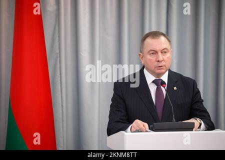 Minsk, Weißrussland. 1.. Februar 2020. Der Außenminister der Republik Belarus, Vladimir Makei (oder Uladsimir Makiej), hielt eine Rede als Mike Pompeo, der 70.. US-Außenminister (links) in Belarus besuchte. Wladimir Wladimirovich Makei (oder Uladsimir Makiej) starb am 26. November 2022 in Minsk. Er war 64 Jahre alt. Es gibt keine Informationen, dass er eine chronische Krankheit hatte. Die belarussischen Behörden haben seine Todesursache nicht angegeben. Makei diente von 2012 bis zu seinem Tod im Jahr 2022 als Außenminister von Belarus. Seit 2015 wird er als ziemlich demokratischer Führer wahrgenommen Stockfoto