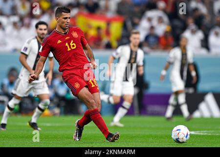 Al-Khor, Katar. 27.. November 2022. AL KHOR, KATAR - NOVEMBER 28: Rodri von Spanien spielt den Ball während des Spiels Gruppe E - FIFA Weltmeisterschaft Katar 2022 zwischen Spanien und Deutschland am 28. November 2022 im Al Bayt-Stadion in Al Khor, Katar (Foto von Pablo Morano/BSR-Agentur) Kredit: BSR-Agentur/Alamy Live News Stockfoto