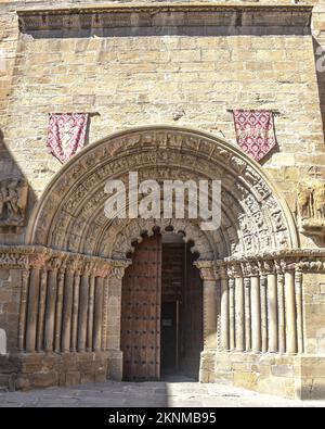 Puente la Reina, Spanien - 31. August 2022: Eintritt zur Kirche Iglesia de Santiago in Puente la Reina, Spanien Stockfoto