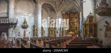 Puente la Reina, Spanien - 31. August 2022: Innere der mittelalterlichen Kirche Iglesia de Santiago Stockfoto