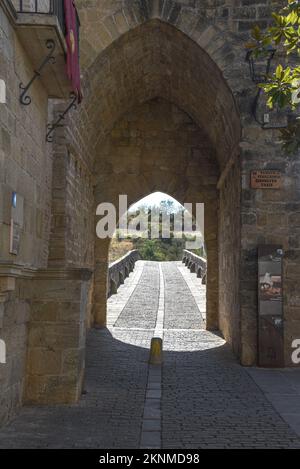 Puente la Reina, Spanien - 31. August 2022: Bögen der römischen Puente la Reina Fußbrücke, Navarre, Spanien Stockfoto