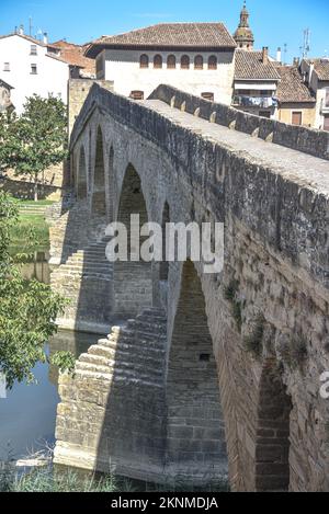 Puente la Reina, Spanien - 31. August 2022: Bögen der römischen Puente la Reina Fußbrücke, Navarre, Spanien Stockfoto