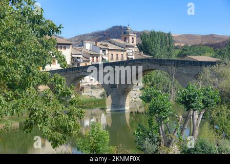 Puente la Reina, Spanien - 31. August 2022: Bögen der römischen Puente la Reina Fußbrücke, Navarre, Spanien Stockfoto