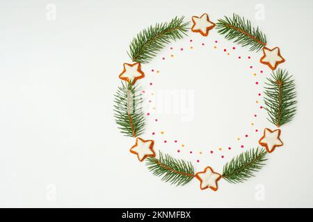 Weihnachtskomposition. Weihnachtskranz auf weißem Hintergrund. Flach liegend, Draufsicht, Kopierbereich. Stockfoto